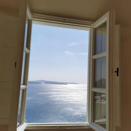 Grand Canava Oia