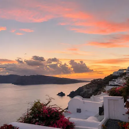 Grand Canava Oia