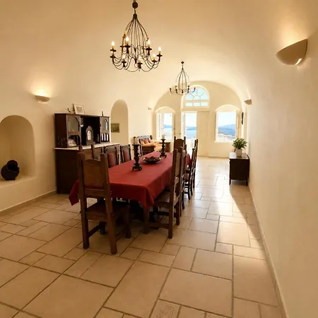Grand Canava Oia