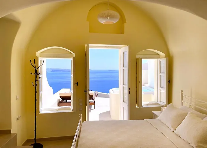 Grand Canava Vila Oia